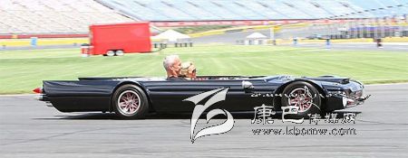 世界上最“扁”的汽車 躺著開！