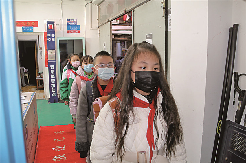圖為學(xué)生排隊.jpg
