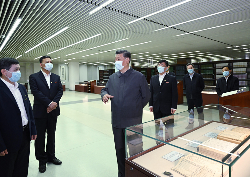 2022年4月25日，習(xí)近平來到中國人民大學(xué)考察調(diào)研。這是他在圖書館考察。