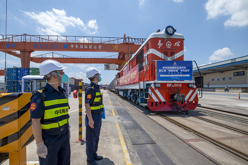 2022年6月29日，浙江金華，中老鐵路國(guó)際貨運(yùn)列車(chē)浙江號(hào)“鐵路快通”首趟專(zhuān)列經(jīng)海關(guān)監(jiān)管后，從浙江省鐵路金華南站鳴笛啟程，經(jīng)磨憨口岸駛向老撾萬(wàn)象。