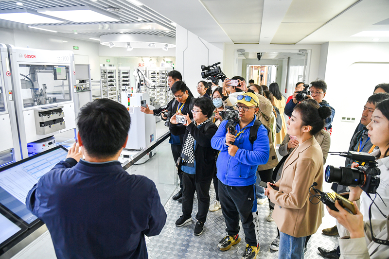 2023年10月16日，第三屆“一帶一路”國際合作高峰論壇新聞中心組織中外記者采訪。記者在中德大廈內(nèi)的博世未來工廠展區(qū)參觀，了解其高質(zhì)量創(chuàng)新發(fā)展成果。