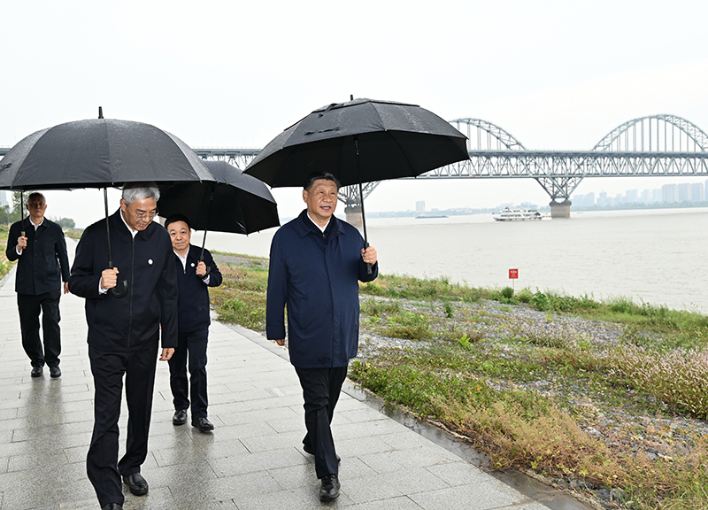 2023年10月10日，習近平總書記在江西長江國家文化公園九江城區(qū)段冒雨考察。