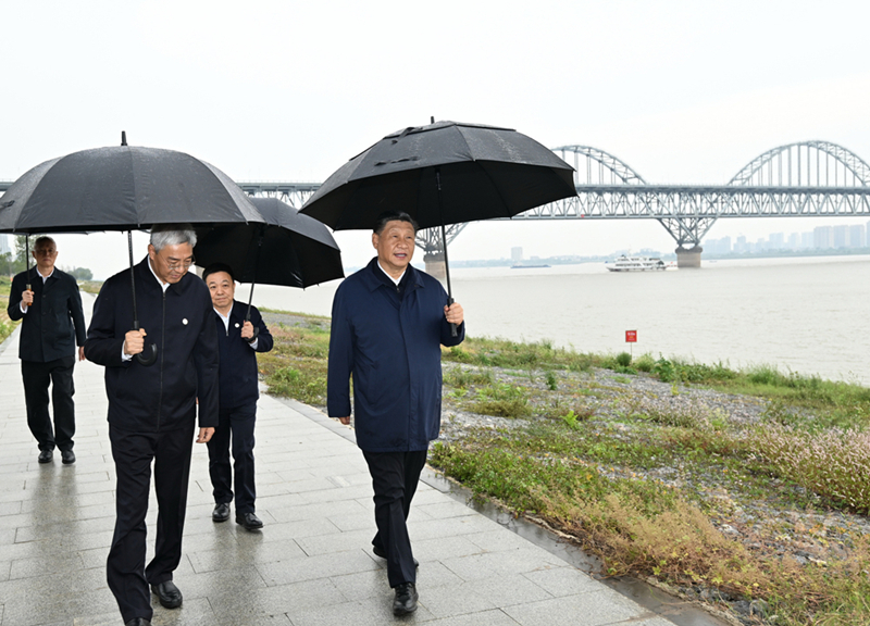 2023年10月10日，習(xí)近平在長江國家文化公園九江城區(qū)段考察時(shí)，冒雨沿江堤步行察看沿岸風(fēng)貌。
