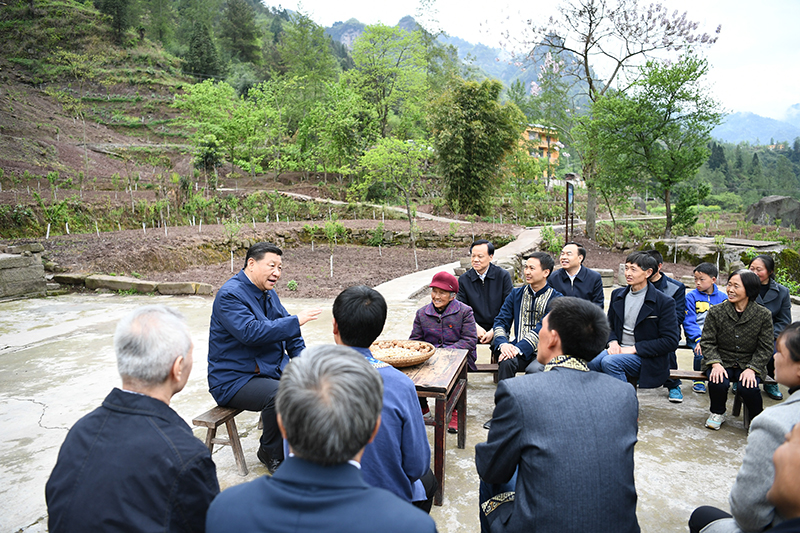 2019年4月15日，習(xí)近平總書記在重慶石柱土家族自治縣中益鄉(xiāng)華溪村同村民代表、基層干部、扶貧干部、鄉(xiāng)村醫(yī)生等圍坐在一起，共話脫貧攻堅。