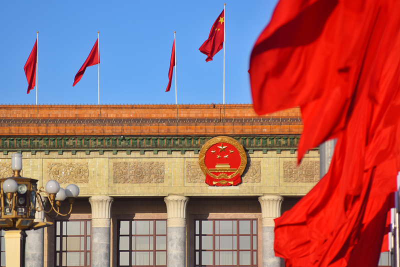 2024年3月8日，北京上空現(xiàn)“兩會(huì)藍(lán)”，人民大會(huì)堂前紅旗飄揚(yáng)。