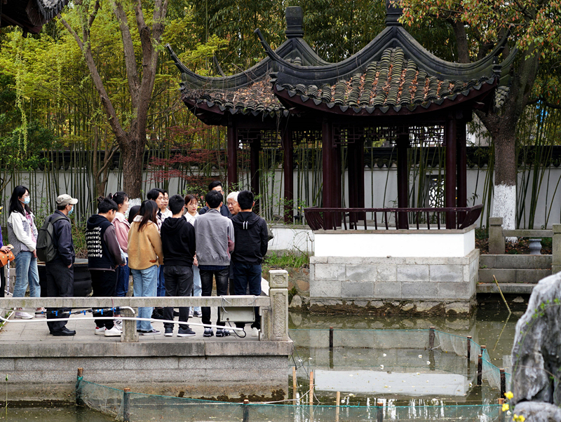 2021年3月30日，在上海交通大學(xué)南蘇園的“微型洱?！迸?，孔海南教授為學(xué)生們打造“沉浸式”思政課。