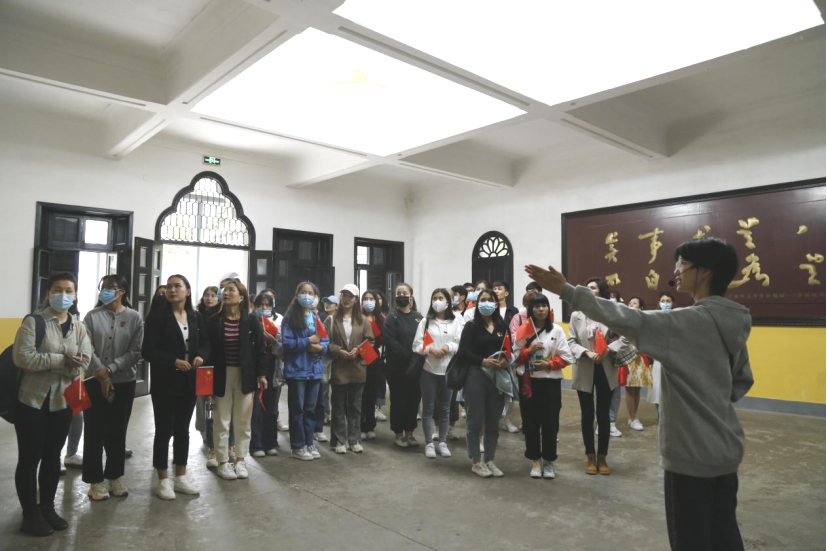 2021年5月20日，在喜迎中國共產(chǎn)黨建黨100周年之際，我校開展了少數(shù)民族學生“學黨史、感恩黨、跟黨走”紅色研學活動。