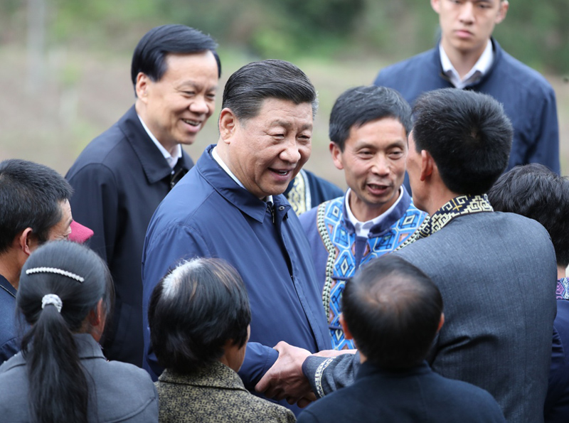 2019年4月15日至17日，中共中央總書記、國家主席、中央軍委主席習(xí)近平在重慶考察，并主持召開解決“兩不愁三保障”突出問題座談會。這是4月15日下午，習(xí)近平在石柱土家族自治縣中益鄉(xiāng)華溪村同村民親切交流。新華社記者 丁海濤 攝