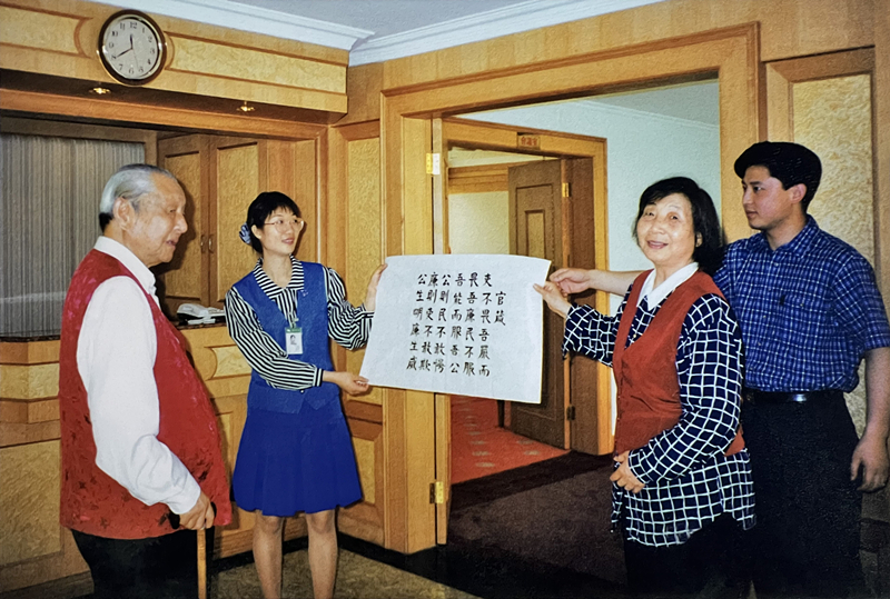 1999年3月，習(xí)仲勛欣賞齊心的書法作品《官箴》。