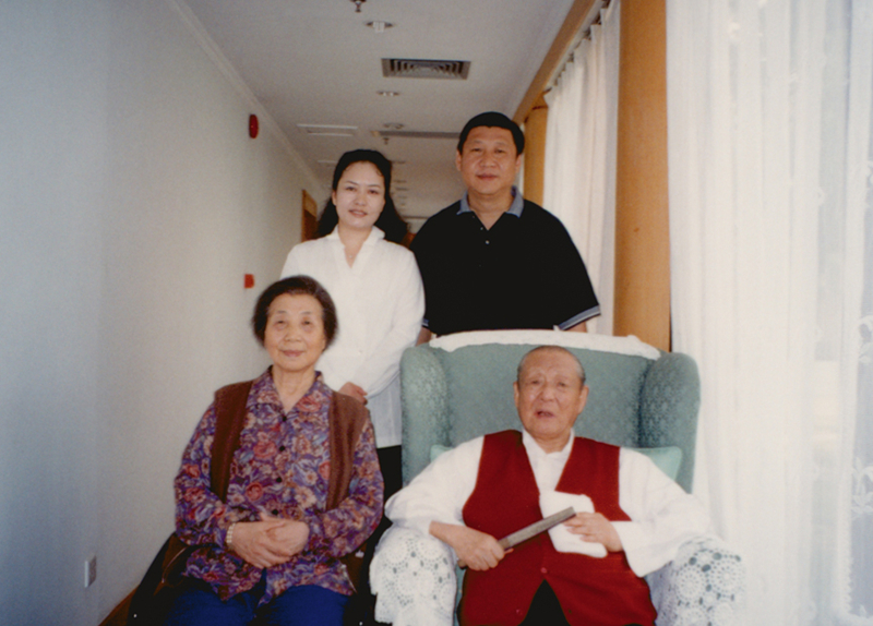 這是習(xí)近平、彭麗媛同習(xí)仲勛、齊心的合影。