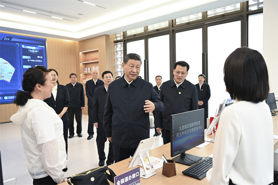 2024年4月22日至24日，中共中央總書記、國家主席、中央軍委主席習(xí)近平在重慶考察。這是22日下午，習(xí)近平在九龍坡區(qū)謝家灣街道民主村社區(qū)考察。新華社記者 謝環(huán)馳 攝