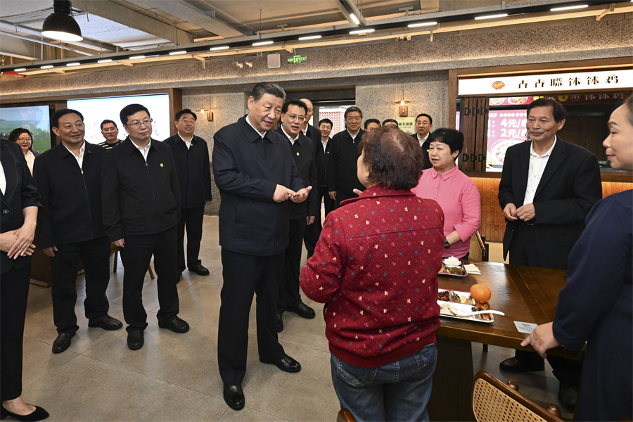 2024年4月22日下午，習(xí)近平在九龍坡區(qū)謝家灣街道民主村社區(qū)考察時，同正在社區(qū)食堂就餐的群眾親切交流。新華社記者 謝環(huán)馳 攝