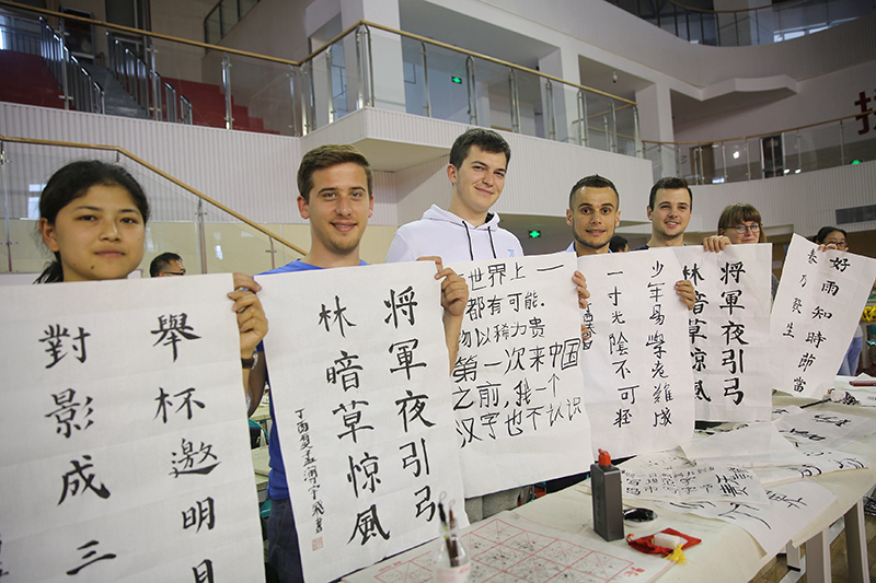 2017年6月5日，來自青島大學(xué)和中國石油大學(xué)（華東）的外國留學(xué)生在展示剛剛現(xiàn)場(chǎng)完成的書法作品。