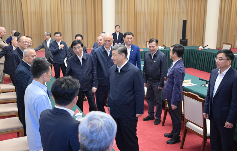 2024年5月23日，習近平總書記在山東省濟南市主持召開企業(yè)和專家座談會并發(fā)表重要講話。這是總書記同參會的企業(yè)和專家代表親切交流。