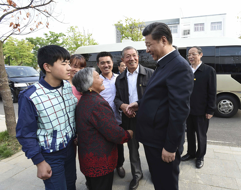 2016年4月25日，習(xí)近平在安徽省滁州市鳳陽(yáng)縣小崗村看望當(dāng)年大包干帶頭人嚴(yán)金昌（右三）一家。
